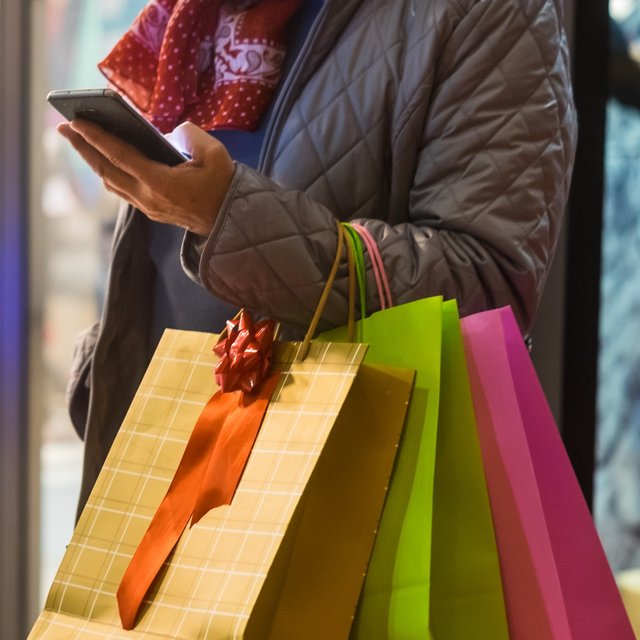 В соцсетях пишут, что отправлять подарки в детские дома на Новый год — неправильно. Почему?