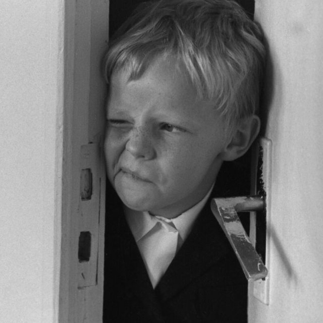 Первоклашки заходили в школу под слоганом "Мы в ад": чем запомнился День знаний читателям и редакторам «Мела»