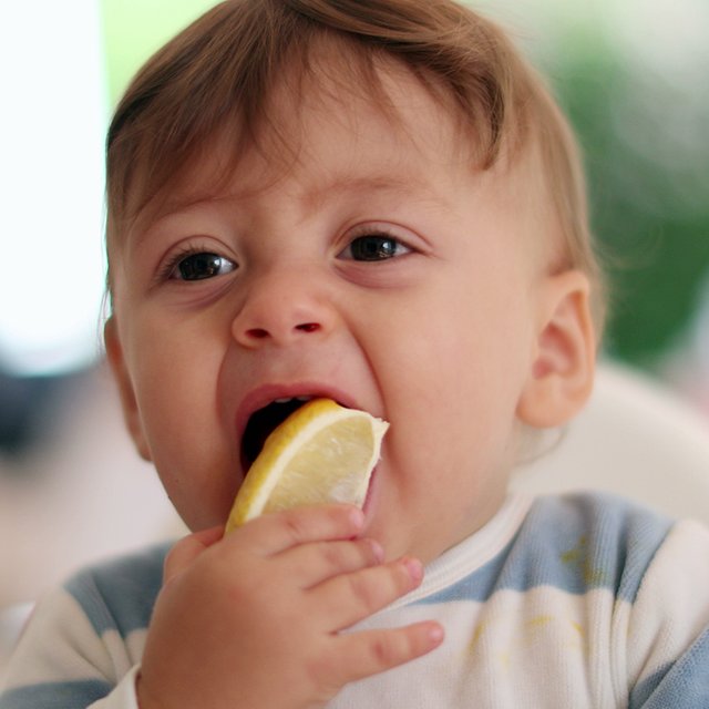 Маленький ребенок любит кислые ягоды и лимон: не вредно ли это