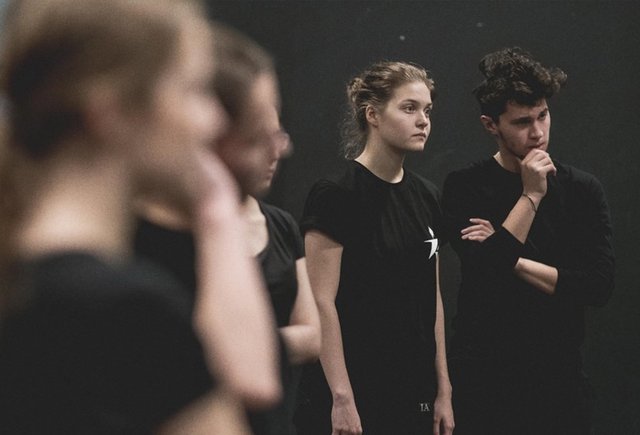 «Не задавай лишних вопросов — и привыкнешь»: почему учитель физики ушёл из школы ставить спектакль в Instagram