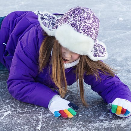 Как уберечь ребёнка от зимних травм: тюбинги, петарды и тёмные улицы