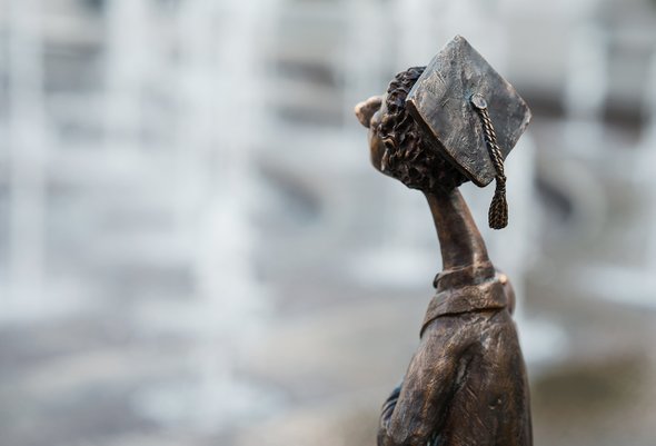 Почему выпускник ничего не должен обществу? Мнение биолога и преподавателя о трудовом распределении. Памятник студенту в Санкт-Петербурге. СпбГУ