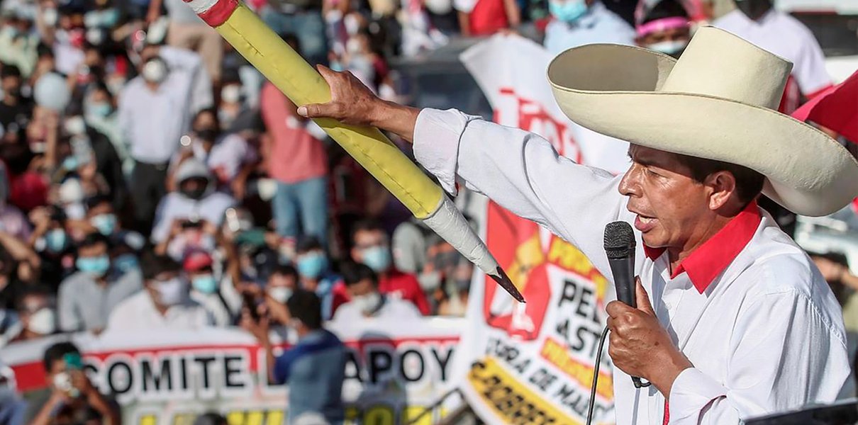 «Моя мать не знает алфавита, а я мыл туалеты». Как сельский учитель стал президентом Перу