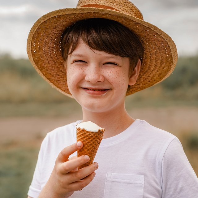 «Болит горло — дайте мороженого». Почему и чем дети болеют летом и как их лечить