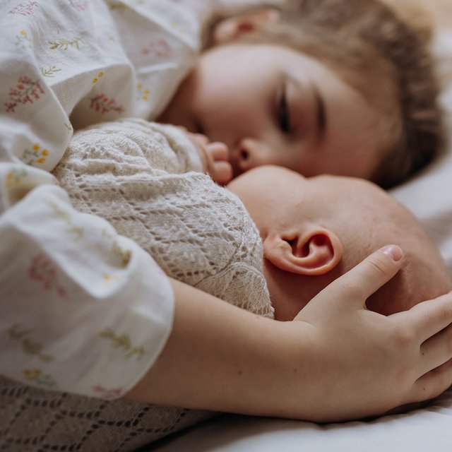 Мне не нравится, что дочь мужа от первого брака много общается с нашим общим ребенком: нормально ли это?