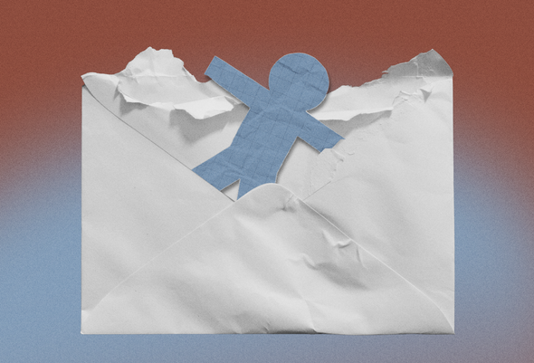 На картинке изображен смятый конверт, из которого вылезает бумажный синий человек