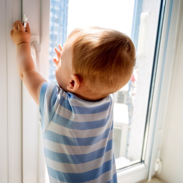 Поставьте на окна блокираторы и не используйте москитные сетки! Как обезопасить детей от выпадения из окон