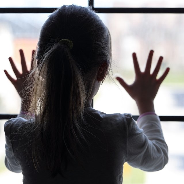 Ребёнок не умеет играть самостоятельно: можно ли его этому научить