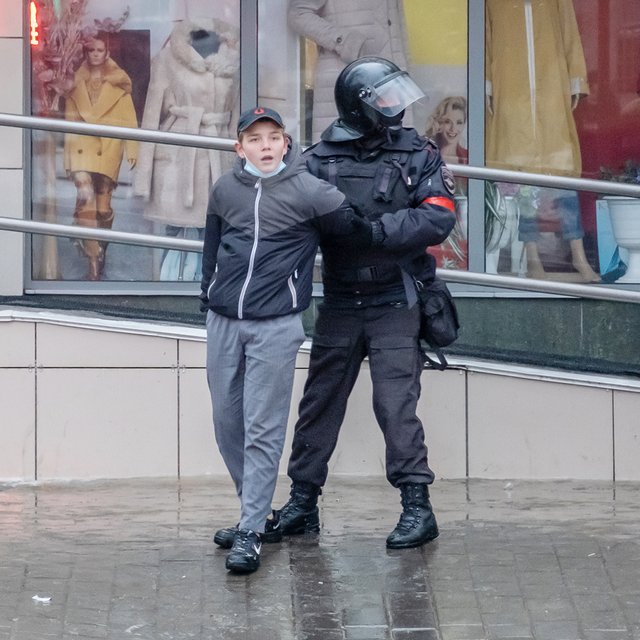 Подростки на митингах: сколько задержано и что будет детям, родителям и не только