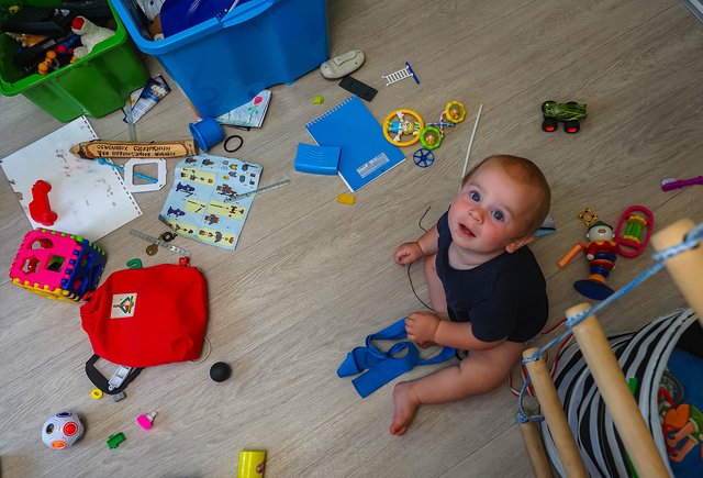 Ребёнок не хочет убирать свои игрушки: как приучить его к этому