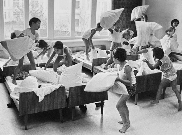 Дверь-зубодёр, песочницы с тайным ходом и шрамы по любви: воспоминания и взрослые истории из детского сада