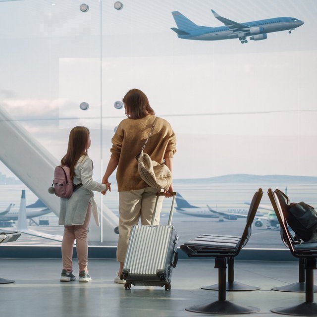 Родитель не может оперативно дать согласие на выезд ребёнка за рубеж: что делать