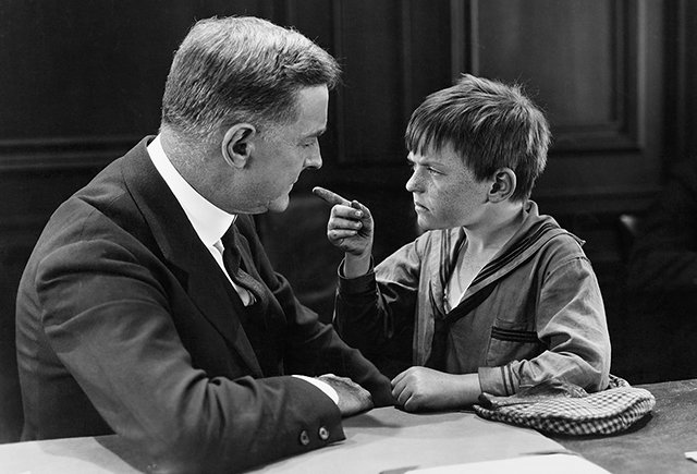 Почему ребёнок хамит родителям и не реагирует на замечания?