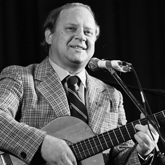 «Ты у меня одна, словно в ночи луна» Тест: это бардовская песня или современный подростковый хит?