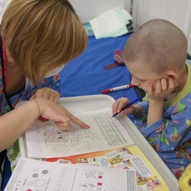 «Троих из моих учеников не стало. Пережить это очень трудно». Кто и как учит детей с тяжёлыми диагнозами