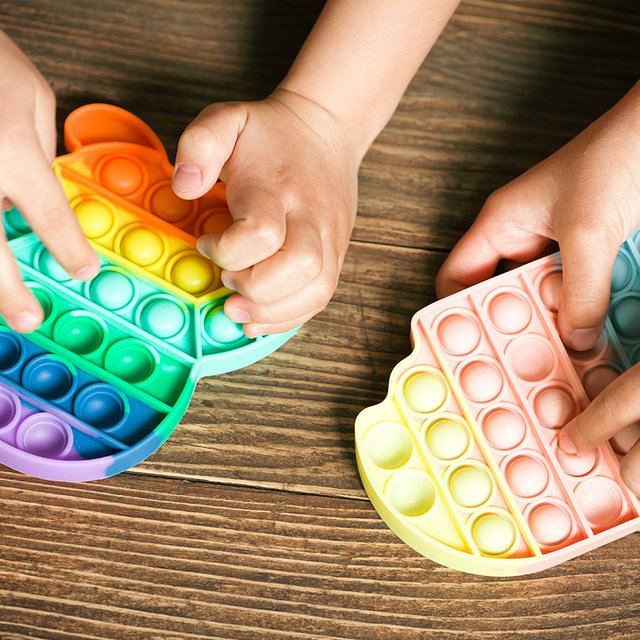 Поп-ит, куклы L.O.L. и спиннеры. Какие игрушки (и зачем) проверял Роспотребнадзор