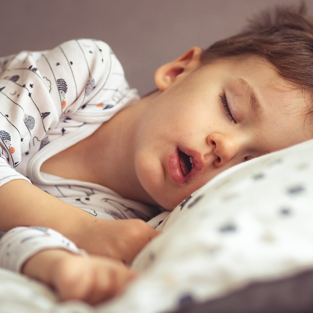 Ребёнок разговаривает во сне. Когда это норма, а когда нужно идти к врачу