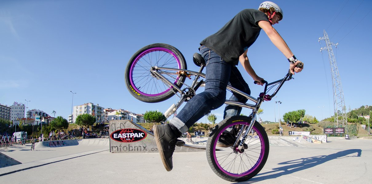 «Травмы и сколотые зубы девчонок не останавливают». Что такое BMX-фристайл и зачем он подросткам