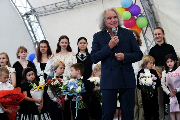 Михаил Хохлов выступает перед учениками в День знаний. © Владимир Вяткин / РИА Новости. Как устроена учеба в Московской средней специальной школе имени Гнесиных, где дети с 1 класса готовятся к вузу