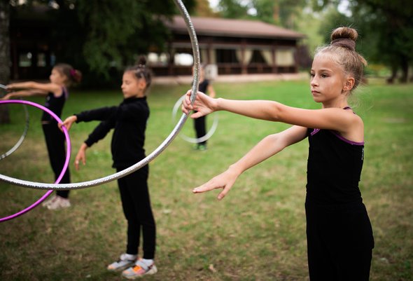 «Благие намерения заботливых взрослых могут обернуться настоящей спортивной драмой»: что такое спортивные сборы и как к ним подготовить ребенка