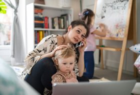 Обложка «Сбросила дитё, побежала за карьерой»: как живут работающие мамы