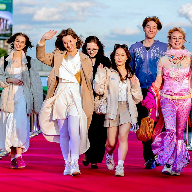 «В душе — Россия, на экране — Леди Гага»: как на ВДНХ прошел выпускной-2025