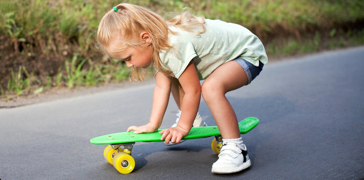 «Вот балда, дай я сама сделаю». 7 примеров, как мы разрушаем самооценку ребёнка