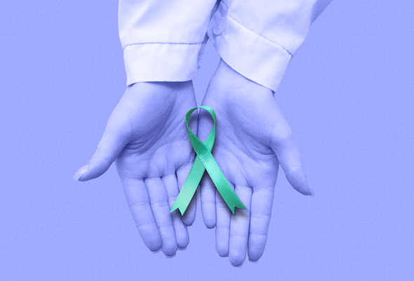 Сложенные руки на фиолетовом фоне с зеленой ленточкой