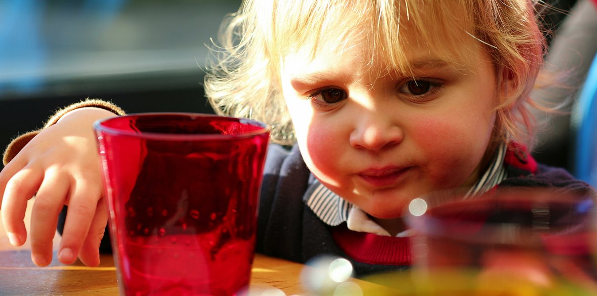 Ребёнок не хочет сидеть за столом на семейных праздниках. Что делать?