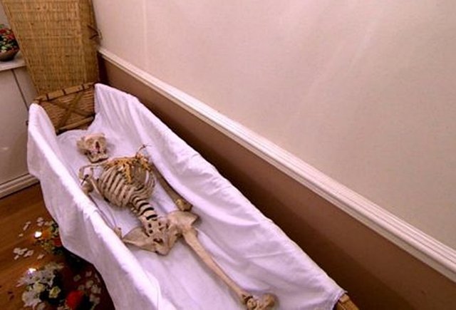 В Ливерпуле похоронили школьный скелет, служивший на уроках 40 лет