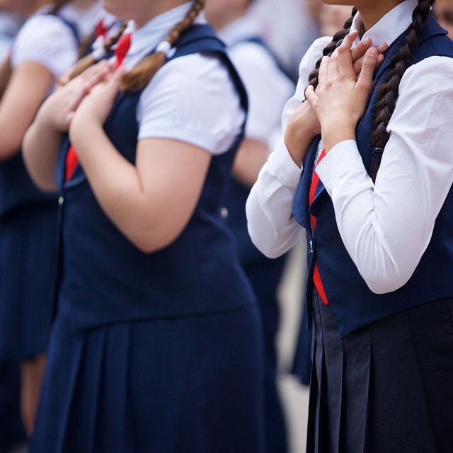 «Вымогательство за дрянные неудобные тряпки». 38 реплик родителей – об обязательной школьной форме