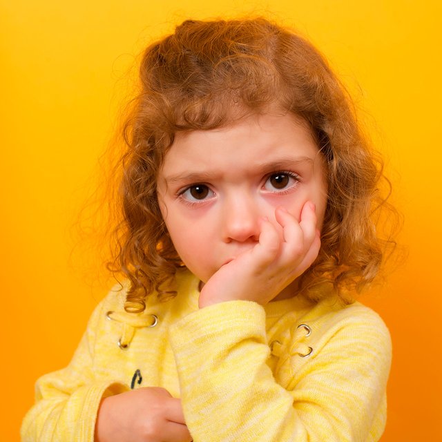 Что делать, если ребёнок постоянно сосёт палец?