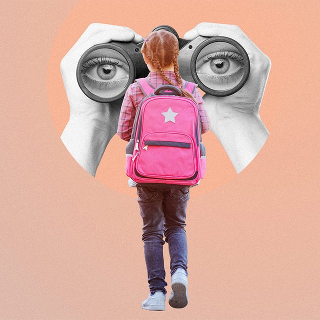 «Могла подойти на перемене и поправить мне колготки»: дети учителей – о школьной жизни под присмотром мам