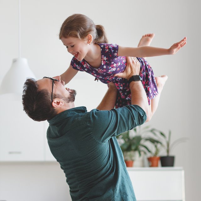 Папа должен «помогать» или быть равноценным родителем? Три монолога на тему отцовства