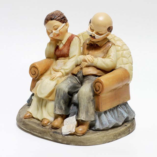 Не выношу общения с бабушкой и дедушкой. Они еще и накормить всё время пытаются. Что мне делать?