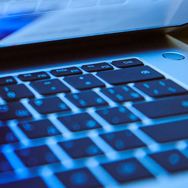 Школа требует, чтобы учитель использовал для работы свой ноутбук и удалил с него личную информацию. Это законно?