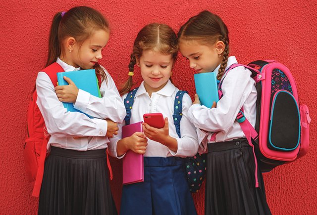 Обложка Мобильник в школе: не только вредно, но и полезно