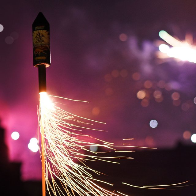 «Пожара удалось избежать». 14 историй читателей «Мела» про первый Новый год без родителей