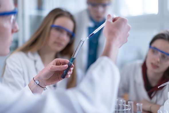 Подростки в химической лаборатории