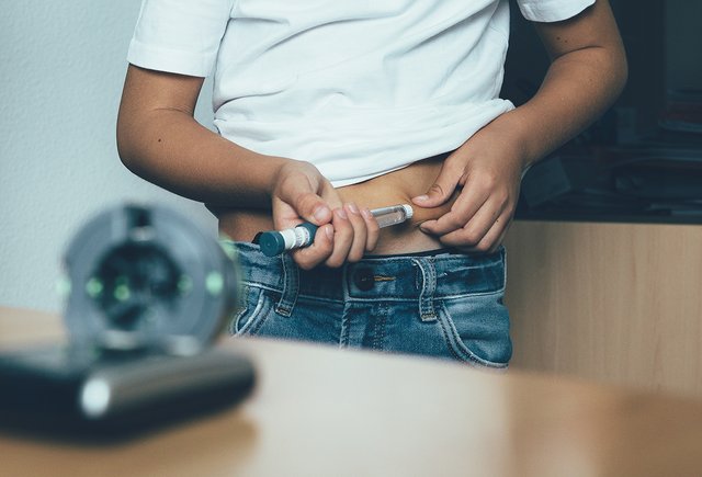 «Это из-за вас, диабетиков, уволился эндокринолог». Как мама подростка с сахарным диабетом сражается за своего ребёнка