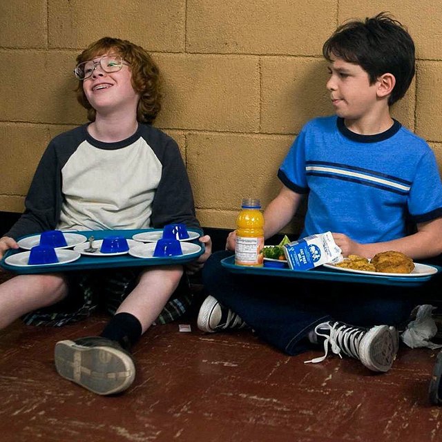 Где школьники должны есть домашнюю еду, которую принесли с собой?