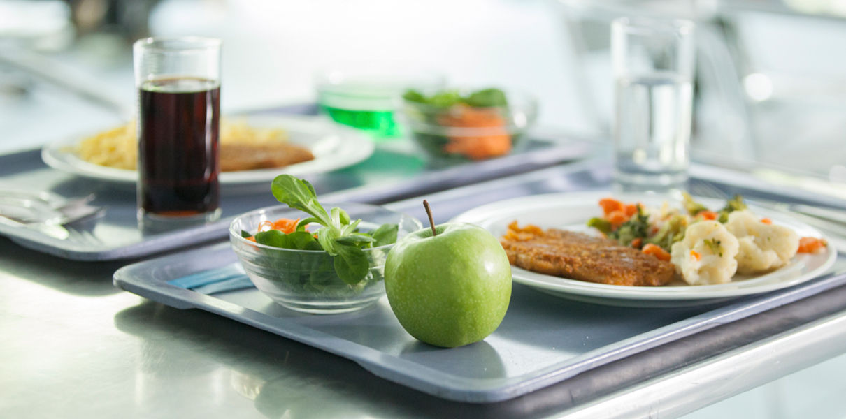 10 самых дорогих и 10 самых дешевых школьных обедов