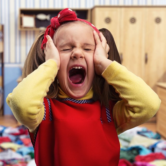 Кричит, топает ногами, ведёт себя агрессивно: почему дети так делают и как им помочь