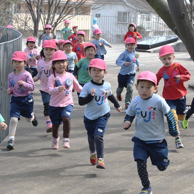 Штрафы за опоздание и циновка на сончас: строгие правила детских садов в Японии