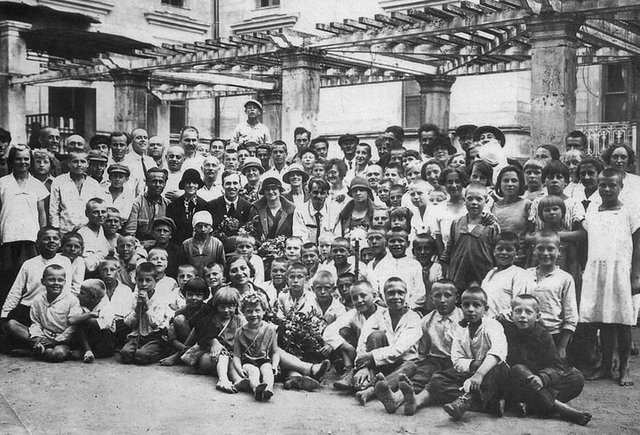 «Каждому — всё». История школы-колонии «Красные Зори», она появилась в раннем СССР и существует до сих пор