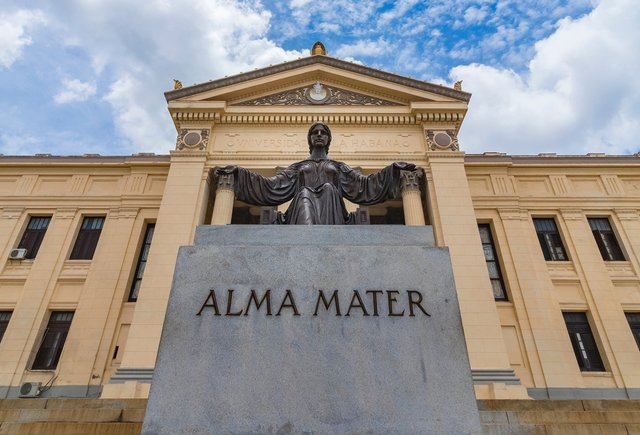 «Вспомним наш альма-матер!» Или всё-таки «нашу»? А если во множественном числе? Как говорить правильно