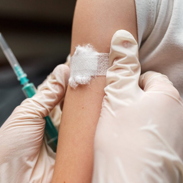 Делают ли мальчикам прививку от ВПЧ?