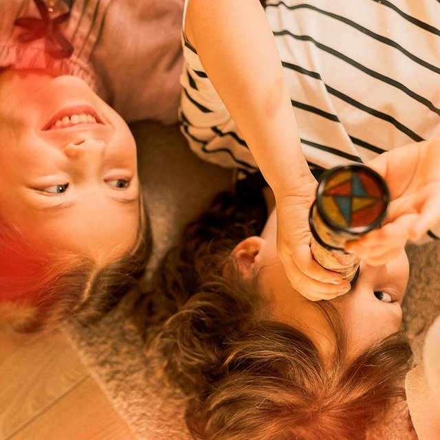 8 способов сохранить новогоднее настроение у детей, которые больше не верят в Деда Мороза