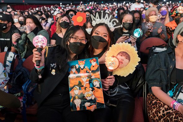 Поклонники k-pop группы ATEEZ на концерте в Лос-Анджелесе. Изнанка мира k-pop: рабские контракты, жесткие диеты, слежка, травля и насилие
