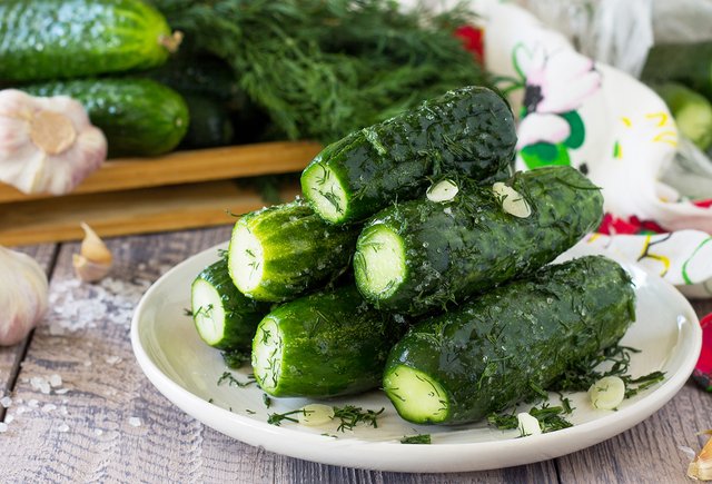 Малосольные огурцы за час: они ароматные, хрустящие и готовятся в простом пакете